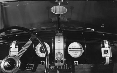 Rundfunk im Oldtimer: Autoradio-Einbau in Opel Admiral von 1937 (Foto: Stellantis / Opel)